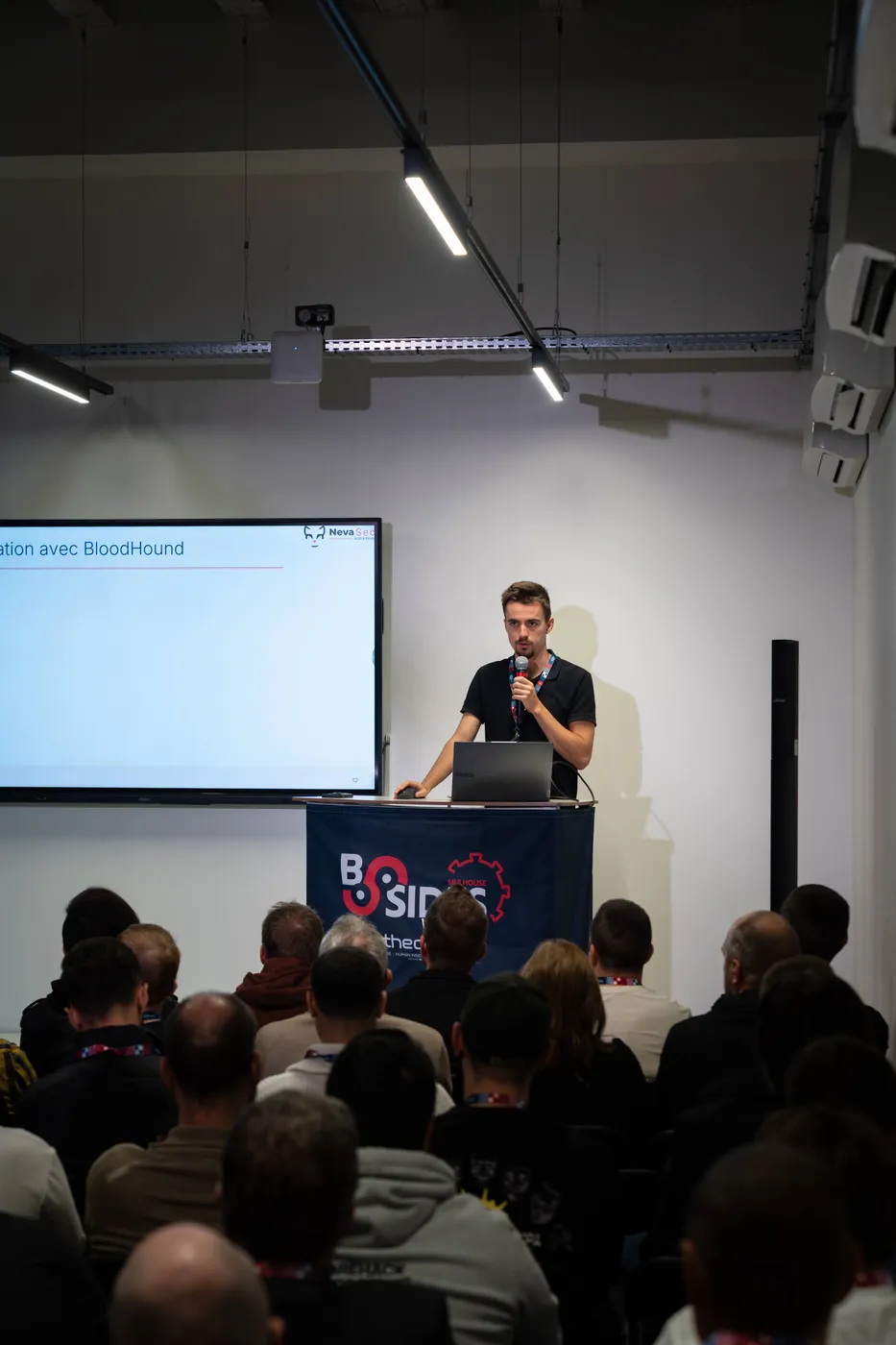 Alexis Koestel, gérant de NevaSec, en conférence sur la sécurité de l’Active Directory au BSides de Mulhouse en 2025