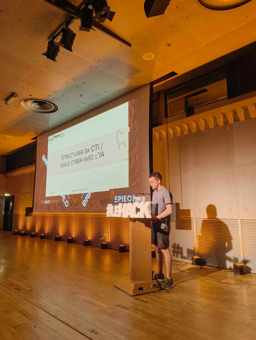 Alexis Koestel, gérant de NevaSec, en conférence sur la structuration de la veille cyber à leHACK, à Paris, en 2026